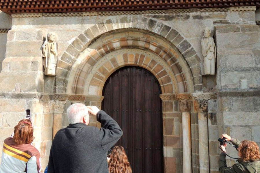 Turistas contemplan y fotografian la portada de la iglesia de Santa Marta de Tera, en una foto de archivo. | L. O. Z